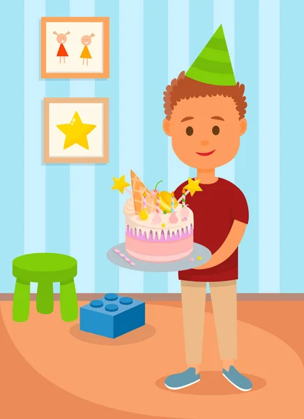 Junge mit Geburtstagshut hält Kuchen im Kinderzimmer. — Stockvektor