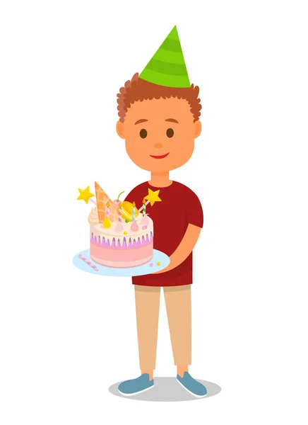 Niño en sombrero de cumpleaños celebración de la torta con dulces . — Vector de stock