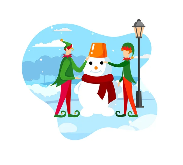Jultomten helpers lekfull älvor gör snögubbe — Stock vektor