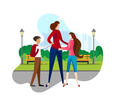 Parkta Okuldan Sonra Anneile Yürüyen Çocuklar.