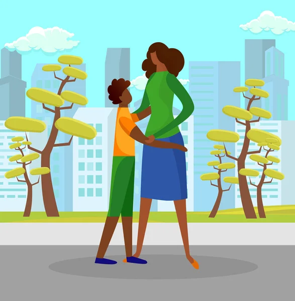 Filho ternamente abraçando a mãe ao ar livre no dia ensolarado — Vetor de Stock