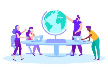 Adam Globe'u Masaya Döndürüyor. İnsanlar Dizüstü Bilgisayarlarda Çalışıyor.