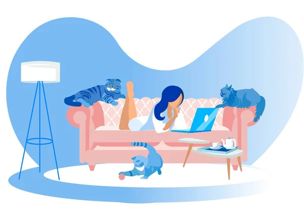 Donna sdraiata sul divano con computer portatile e gatti intorno — Vettoriale Stock