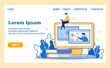 Dizüstü Bilgisayar ile Öğrenci Kitaplar üzerinde Büyük Monitör üzerinde Otur