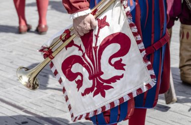 Floransa kırmızı zambak ve trompet ile Perde