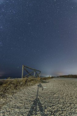 Yol ve yıldızlı gökyüzü ile gece manzara
