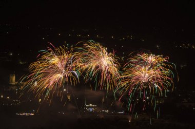 Gece gökyüzünü renklendiren havai fişeklerle şehirde kutlamalar