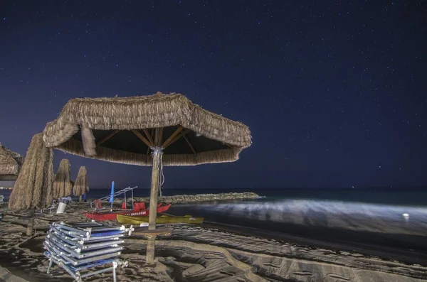 Spiaggia Spiaggia Con Ombrelloni Notte — Foto Stock