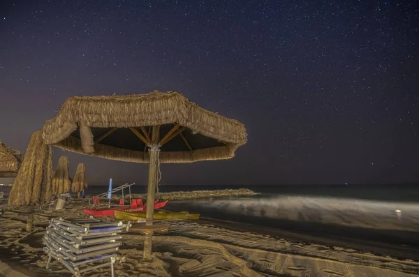 Spiaggia Spiaggia Con Ombrelloni Notte — Foto Stock