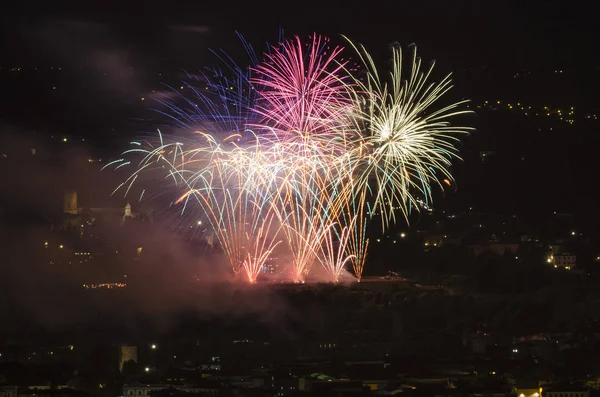 Firandet Staden Med Fyrverkerier Som Färgar Natthimlen — Stockfoto