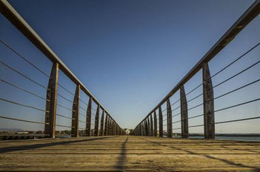 Limana giden ahşap yol.