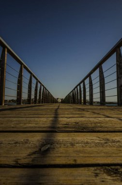 Limana giden ahşap yol.