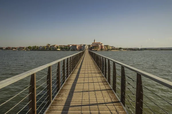 Spazierweg Lago Lesina Und Blick Auf Das Dorf Hintergrund — Stockfoto