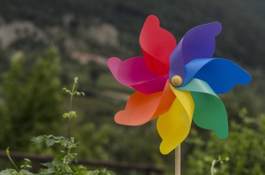 Arka planda kırsal renkli yel değirmeni