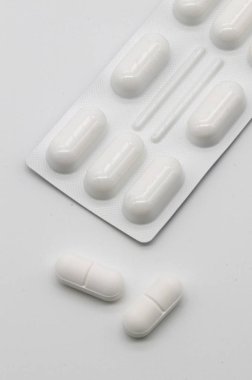 Tıbbi tabletler ile ön planda beyaz blister