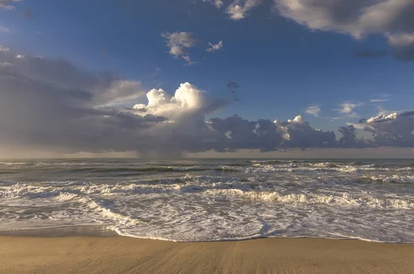 Hermoso Paisaje Orilla Del Mar Con Cielo Nublado Fondo — Foto de Stock