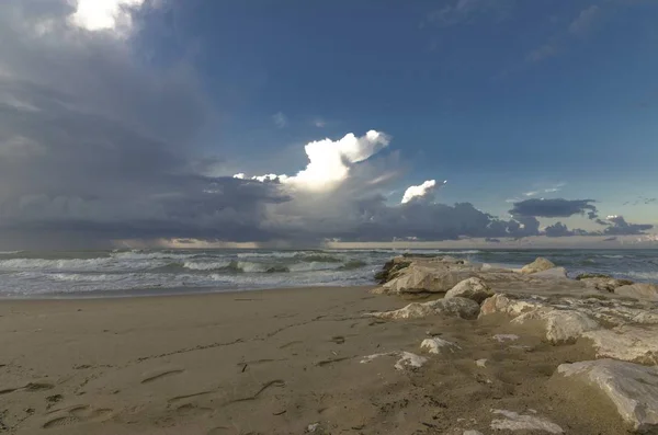 Paisaje Marino Con Playa Rocas Cielo Nublado — Foto de Stock