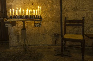 İbadet yeri içinde yanan mumlar Row