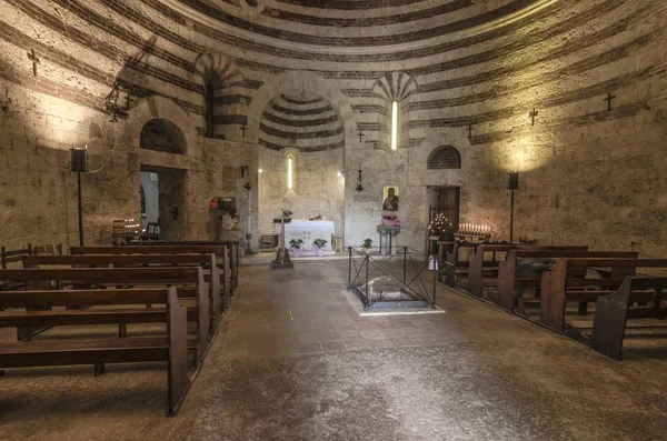 内部から見たモンテシピの礼拝堂 トスカーナ イタリア — ストック写真