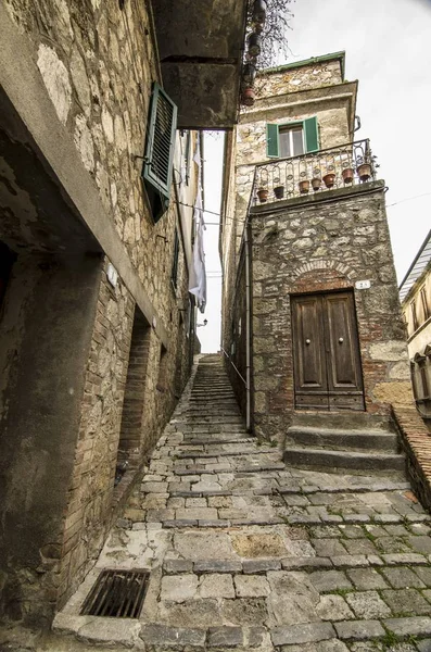 古代と特徴的な中世の路地 キウスディーノ イタリア — ストック写真