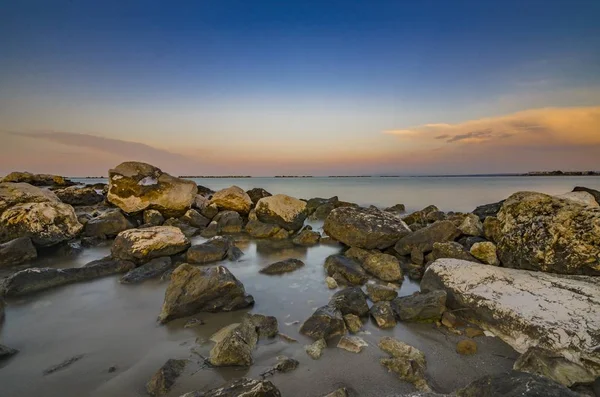 Bellissimo Paesaggio Marino Costiero Con Rocce Primo Piano Tramonto — Foto Stock