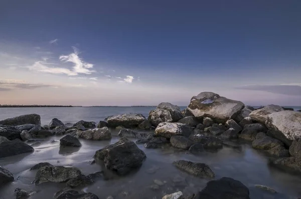 Bellissimo Paesaggio Marino Costiero Con Rocce Primo Piano Tramonto — Foto Stock