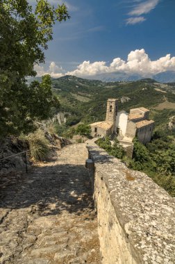 Kale yakınındaki Roccascalegna kilisesinin görünümü