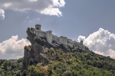 Abruzzo Roccascalegna kalesinin görünümü, İtalya