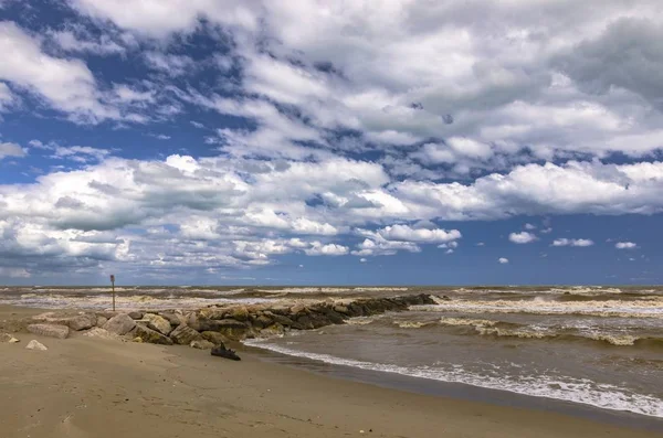 Paisaje Marino Con Cielo Nublado Rocas Tronco Varado — Foto de Stock