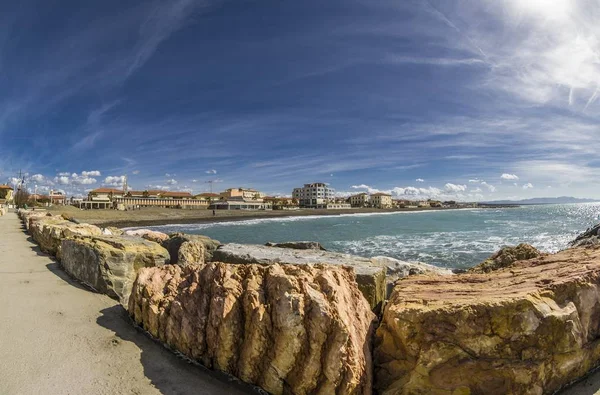 Marina di Cecina sahilinin panoramik manzarası