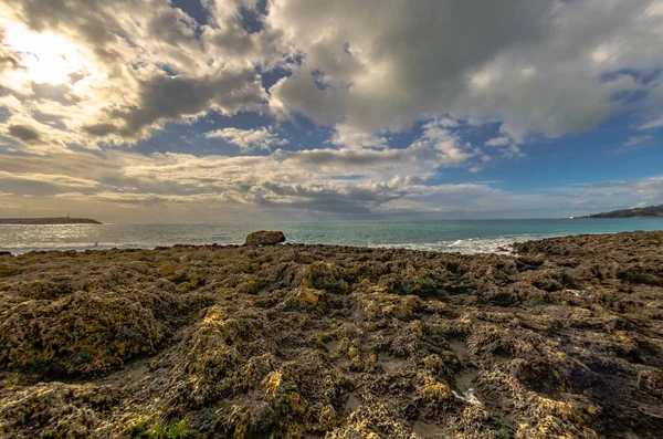 Zonsondergang Boven Zee Met Rotsen Bewolkte Lucht — Stockfoto