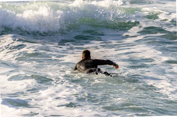 Surfer Zwemmen Golven — Stockfoto