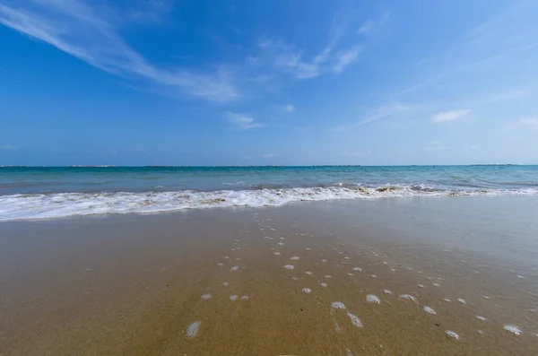 นหล งทะเลท สวยงามพร อมทะเลและชายหาด — ภาพถ่ายสต็อก