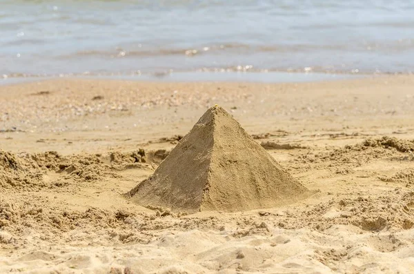 Zandpiramide Het Strand Aan Zee — Stockfoto