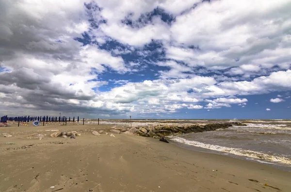 Playa Con Sombrillas Cerradas Cielo Nublado — Foto de Stock