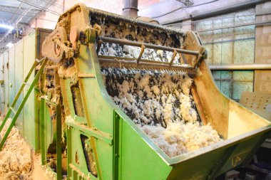 Sucre, Bolivya Sombreros Sucre Fabrikası'nda geleneksel şapka yapımında kullanmak için yün işleme makineleri