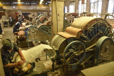 Sucre, Bolivya Sombreros Sucre Fabrikası'nda geleneksel şapka üretiminde endüstriyel makine kullanarak işçi