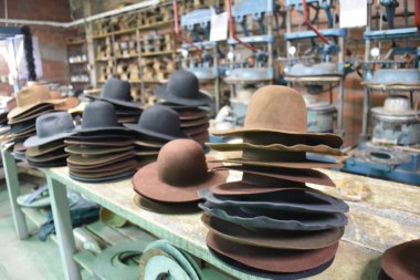 Geleneksel şapka tasarımları ve Sucre, Bolivya Sombreros Sucre şapka fabrikada bir depoda sergilenen renkleri değişen