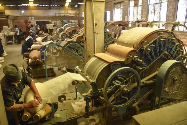 Pracowników Przy Użyciu Maszyn Przemysłowych Produkcji Tradycyjnej Czapki Fabryce Sombrera — Zdjęcie stockowe