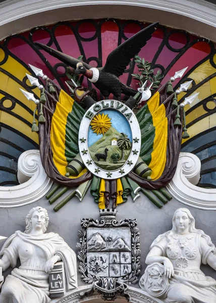 玻利维亚苏克雷五月广场25座丘基萨卡总督宫上的玻利维亚徽章 — 图库照片