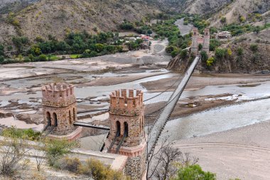 Puente Sucre (veya Puente Mendes), eski bir asma köprü 1890 kapsayan Bolivya'daki Chuquisaca Bakanlığı Rio Pilcomayo inşa.