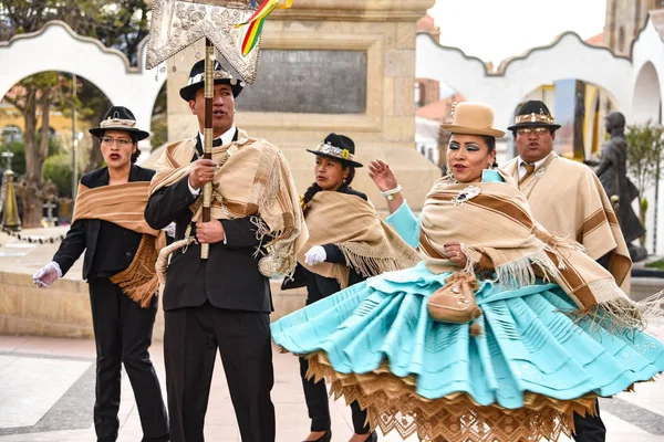 Tancerze Tradycyjnych Strojach Defilowanie Przez Miasto Potosi Boliwia Wyprzedzając Boliwijski — Zdjęcie stockowe