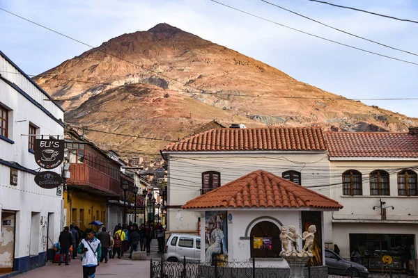 Calles Coloniales Con Telón Fondo Del Cerro Rico Potosí Bolivia — Foto de Stock