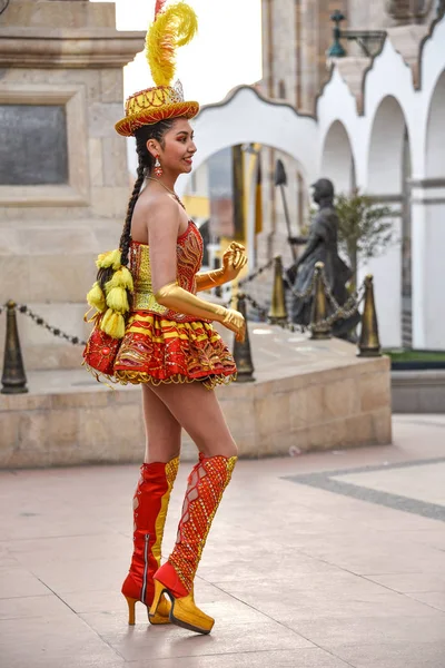 Dançarinos Caporales Trajes Coloridos Que Apresentam Enquanto Desfilam Pela Cidade — Fotografia de Stock
