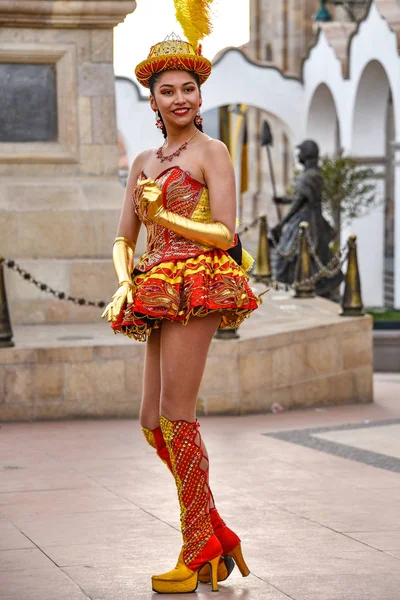 Caporales Tancerzy Kolorowe Kostiumy Wykonywania Jak Parada Przez Górnicze Miasto — Zdjęcie stockowe