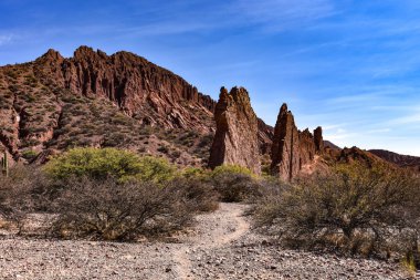 Puerta del Diablo, Quebrada de Palmira, Tupiza, Bolivya yakınındaki bir kırmızı kaya oluşumu.