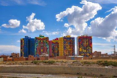 Condominio Wiphala, Bolivya sanatçı Roberto Mamani Mamani El Alto, La Paz tarafından boyalı renkli kuleleri