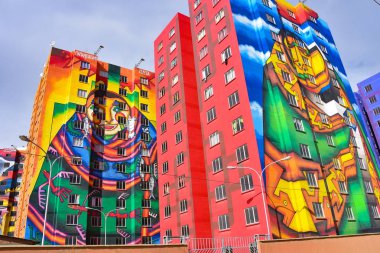 Condominio Wiphala, Bolivya sanatçı Roberto Mamani Mamani El Alto, La Paz tarafından boyalı renkli kuleleri