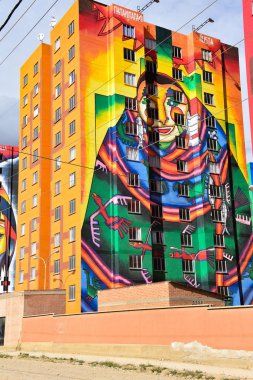 Condominio Wiphala, Bolivya sanatçı Roberto Mamani Mamani El Alto, La Paz tarafından boyalı renkli kuleleri