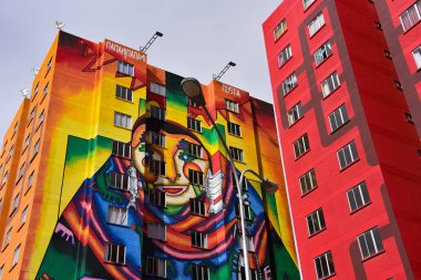 Condominio Wiphala, Bolivya sanatçı Roberto Mamani Mamani El Alto, La Paz tarafından boyalı renkli kuleleri